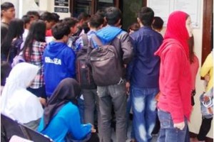 Ratusan warga masyarakat rela antri saat membuat permohonan Surat Keterangan Catatan Kepolisian (SKCK) di Mapolres Kuningan.